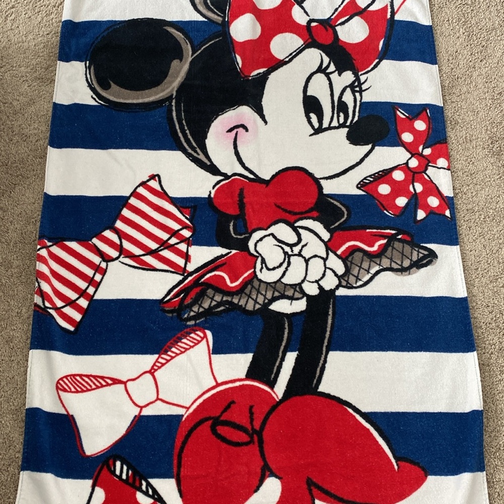 Disney Minnie Mouse beach towel - Picture 3 of 5